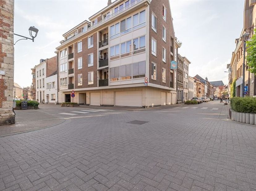 Op zoek naar een comfortabel appartement op een centrale ligging? Dit lichtrijke appartement op de vijfde verdieping bevindt zich in het hart van Dies