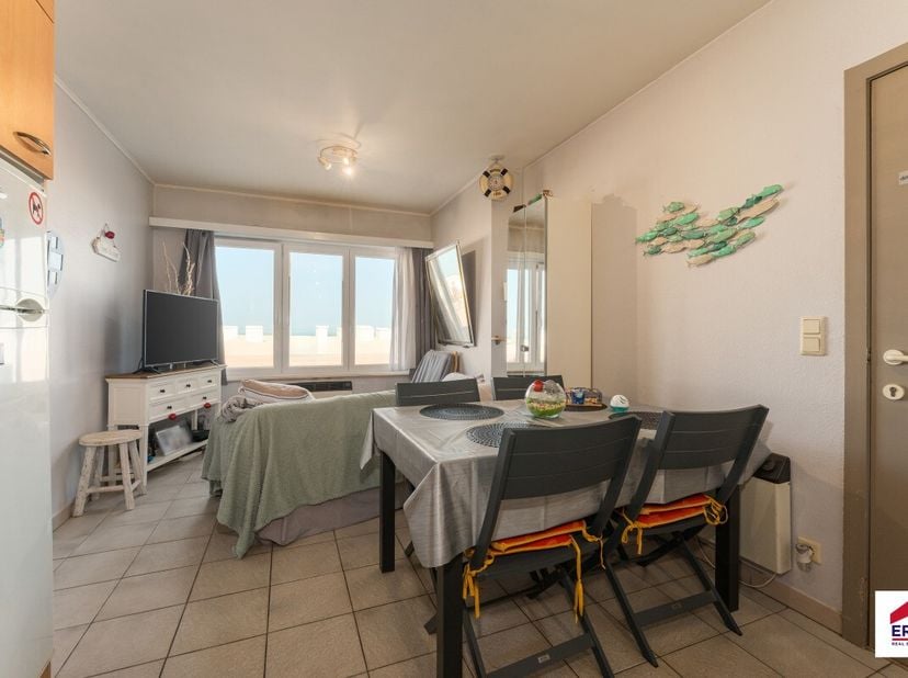 Gelijkvloers appartement te koop op de zeedijk in Koksijde  met zongerichte tuin en 2 slaapkamers Op een uitzonderlijke ligging op de zeedijk van Koks