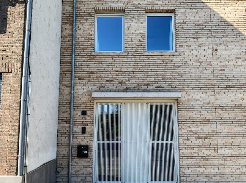 Deze prachtige nieuwbouw rijwoning in Wetteren biedt alles wat je zoekt in een ideale woning. Met een tuin, vier slaapkamers, twee badkamers en een en