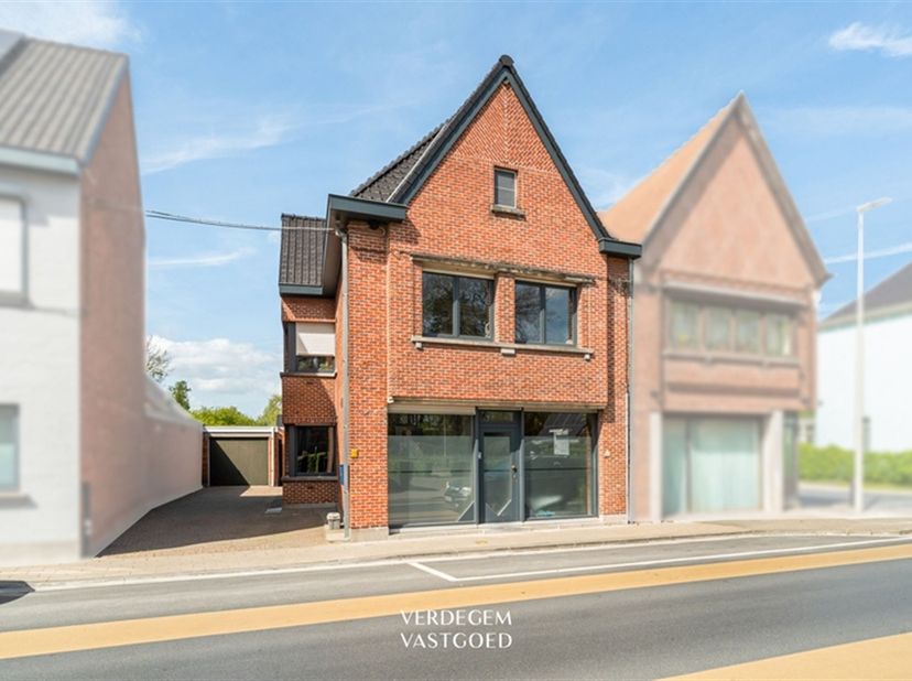 Immeuble de rapport avec 2 appartements et 4 garages<br />
<br />
Au cœur de Sleidinge, entre la gare et le centre du village, vous trouverez cet in