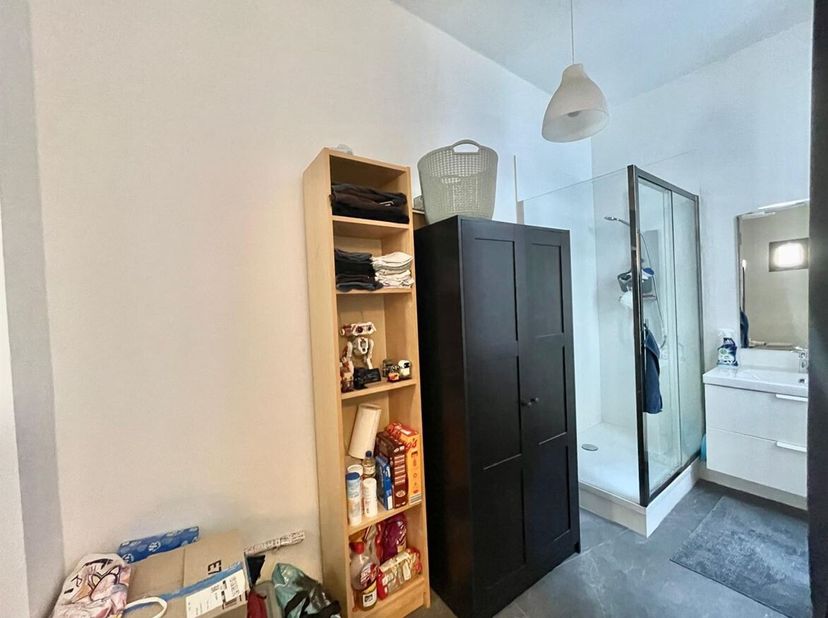 UNIQUEMENT POUR LES ÉTUDIANTS (POUR LES VISITES, APPELEZ LE +32 384 14 14)<br />
Cette chambre d'étudiant est située au centre d'Anvers. La chambre es