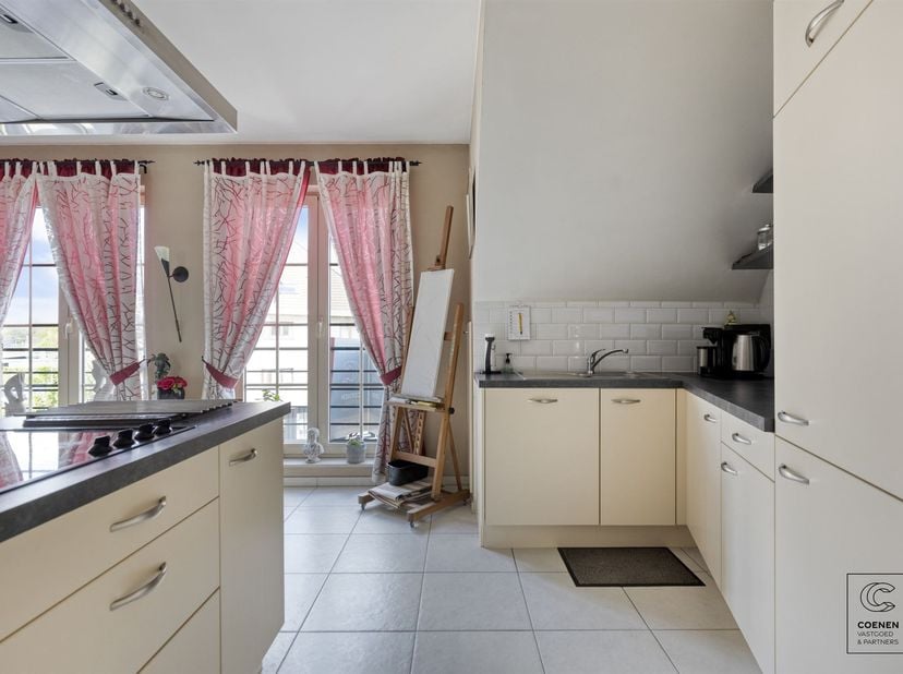 Gelegen op een uitstekende en centrale locatie in het hart van Sint-Job-in-’t-Goor vindt u dit instapklare éénslaapkamerappartement met een bewoonbare