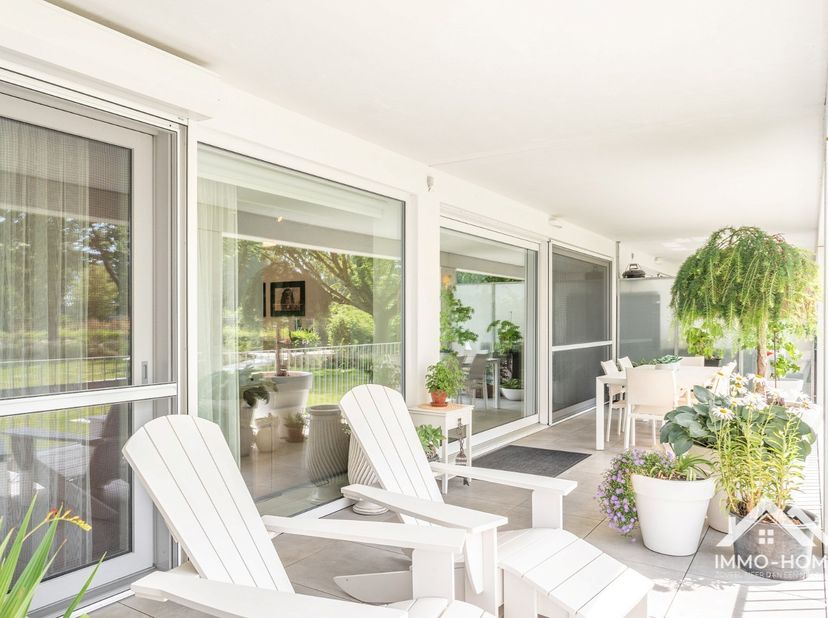 Dit prachtige gelijkvloers appartement, met high end afwerking en A-label, heeft ook een zeer uitzonderlijk ruim terras met zeer rustig uitzicht. Het