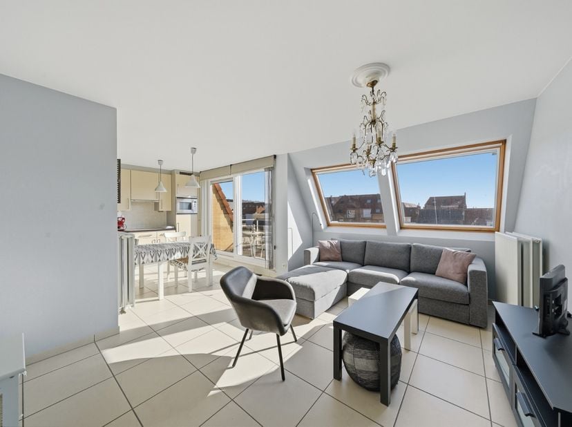 Op zoek naar een comfortabel en lichtrijk appartement? Dit verzorgd duplexappartement op de derde verdieping in Bredene combineert modern wooncomfort