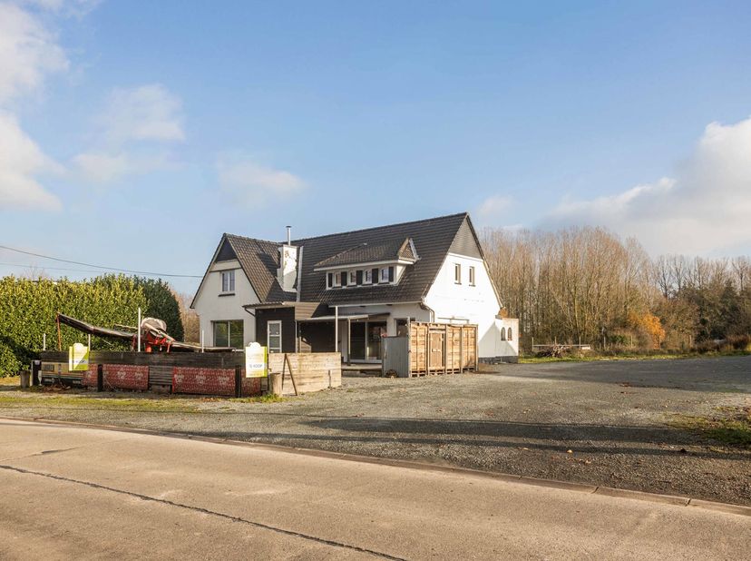 Ce projet d'investissement comprend actuellement trois entités cadastrales distinctes.<br />
1. Maison de commerce sur un terrain de 948 mètres carrés