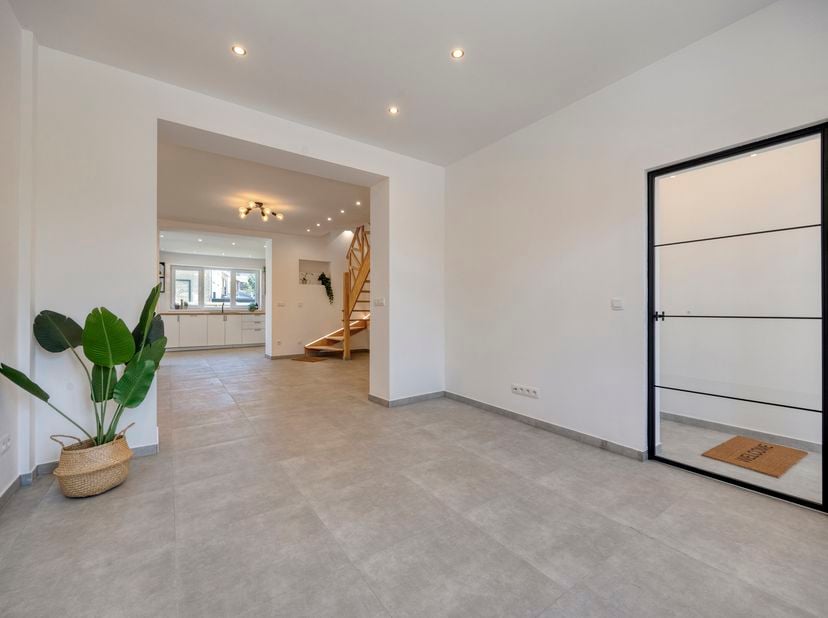 Deze volledig en modern gerenoveerde woning is uitstekend gelegen in het centrum van Bertem en combineert een hedendaagse uitstraling met energiezuini