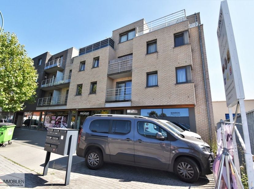 Goed gelegen handelspand van 178,31m² gelegen langs drukke Paul Gilsonlaan in recent gebouw met laag energieverbruik!!<br />
<br />
Het pand bestaat u