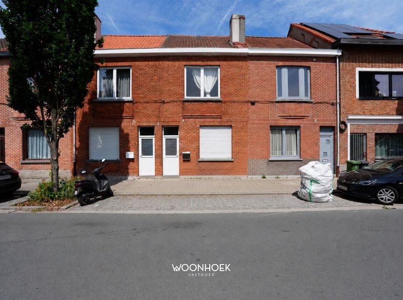 Cette maison familiale à rénover, dotée d'un agréable jardin, bénéficie d'un emplacement central à proximité du centre d'Oostakker et de Gand. <br />