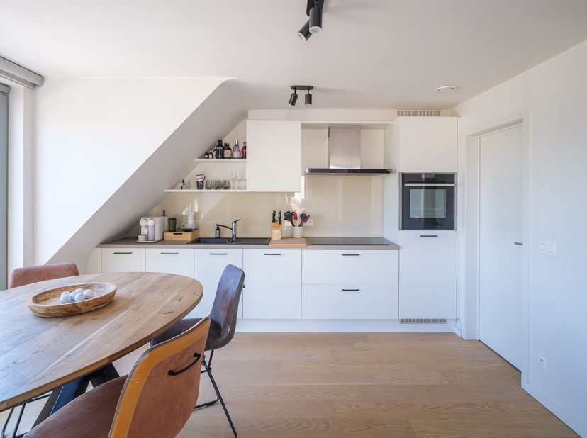 Dit lichtrijk en ruim duplex appartement is gelegen in het charmante Bachte-Maria-Leerne. Het ruime appartement bevindt zich in een kleinschalige en m
