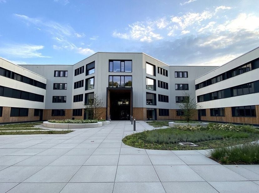 185m² d'espaces de bureau (extensible à 982m²) à louer au rez-de-chaussée d'un immeuble de bureaux en forme de U entièrement rénové.<br />
Emplacement