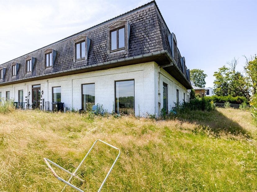 Immeuble de rapport de caractère, 4 unités de logement sur ± 1.356 m²  à rénover, vue champêtre (Meerbeke)<br />
Dans le cadre champêtre de Meerbeke (
