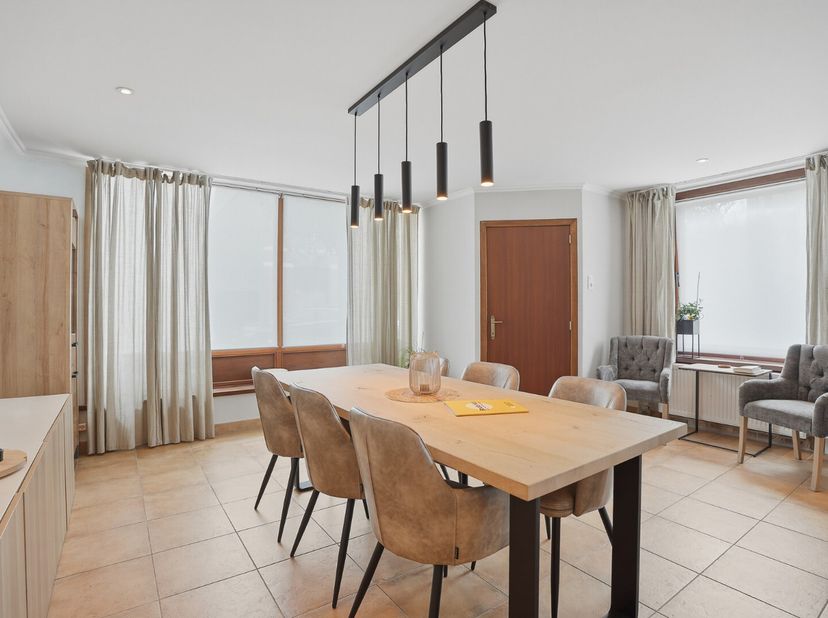 Gelegen in een rustige omgeving te Assebroek bevindt zich deze ruime hoekwoning met tal van mogelijkheden. Dankzij de centrale ligging woont u op wand