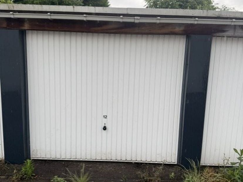 Garage met kantelpoort nummer 12 is onmiddellijk beschikbaar.<br />
- Huurwaarborg: euro250 (te blokkeren bij Korfine). Indien voor opslag euro500 waa