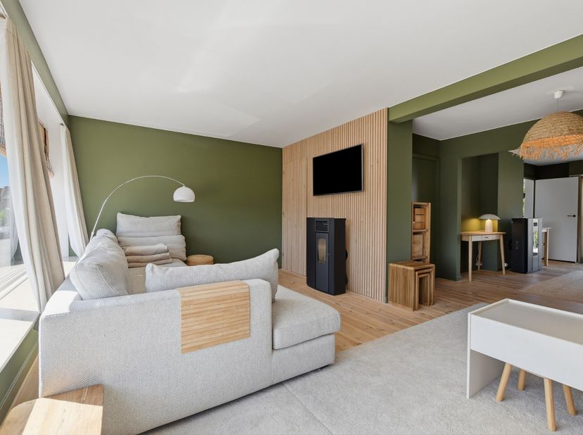 In een aangename woonomgeving in Blankenberge bevindt zich deze verrassend ruime bel-etagewoning, die in 2024 grondig werd gerenoveerd en volledig ins