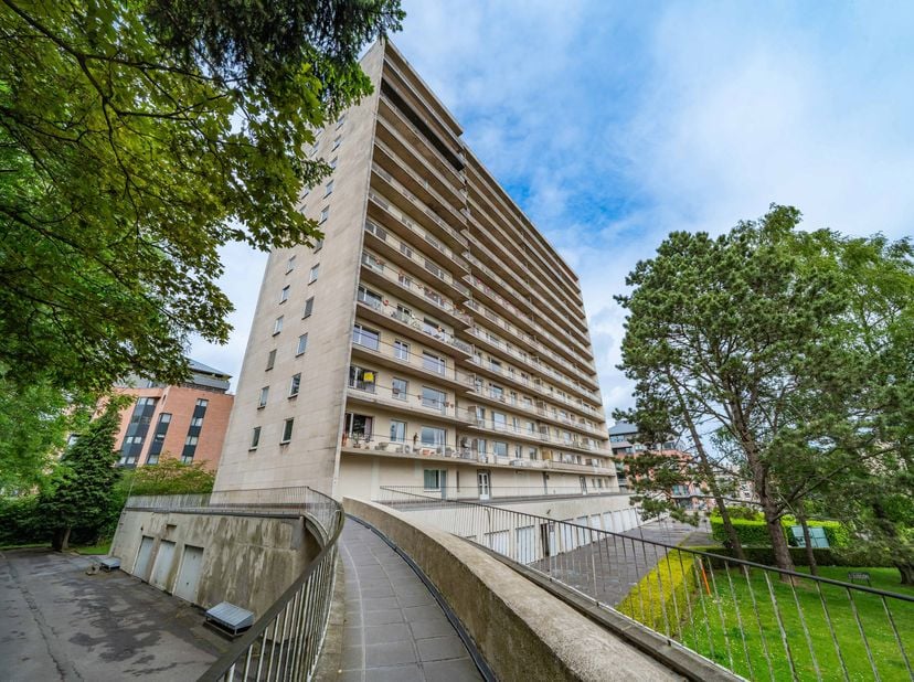Easy Home a le plaisir de vous présenter ce superbe appartement rénové en 2020, situé au dernier étage avec une superficie habitable de 60 m².<br />
E