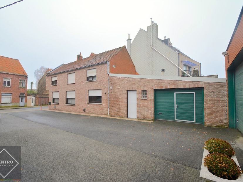Benaderende OPPERVLAKTEN:<br />
Constructie - bebouwde oppervlakten:&amp;nbsp;±105m2&amp;nbsp;(inclusief garage)<br />
Grondoppervlakte:&amp;nbsp;<br />
<br />
IN