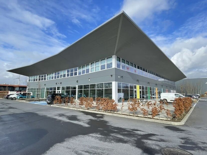 Accès direct NIVELLES NORD (E19), Dans nouveau Parc d'Affaires (ancien circuit automobile de Nivelles), dans un immeuble neuf aménagé avec goût, burea
