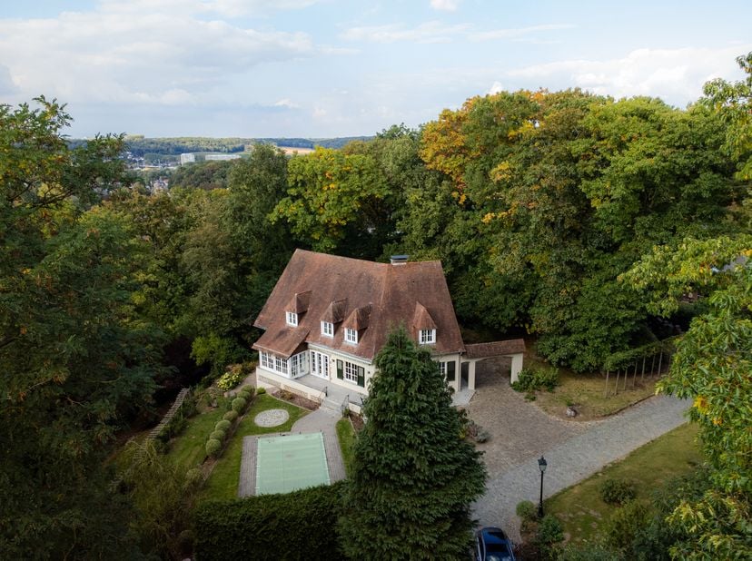 Wavre, située sur les hauteurs et surplombant la ville, splendide VILLA de caractère (6 ch/4sdb/bureau) avec piscine. Construite sur TERRAIN DE FOND d