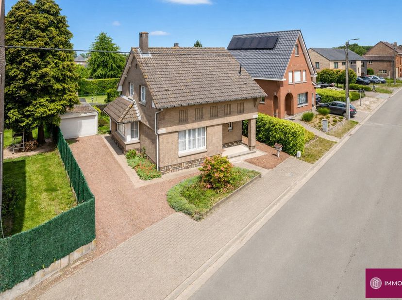 Open bebouwing met 3 kamers &amp;amp; garage te Nederokkerzeel. Indeling gelijkvloers: inkomhal, woonkamer met eetplaats, keuken, toilet en berging/waspla