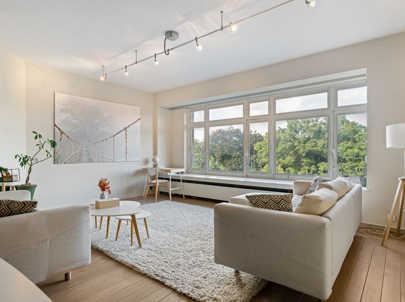 Dit ruime appartement is gelegen aan de Van Eycklei en geniet van een prachtig, groen uitzicht op het Stadspark.<br />
Het gebouw zelf is een statig g