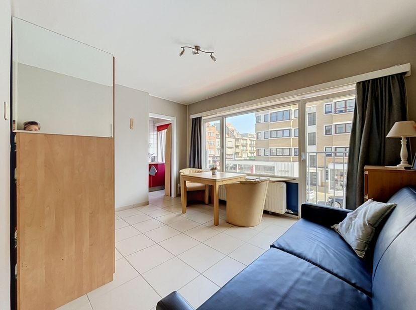 Ce studio meublé est situé au centre de Coxyde, à quelques pas de la mer. &amp;nbsp;Il se compose comme suit : salon avec canapé-lit, cuisine, salle de ba