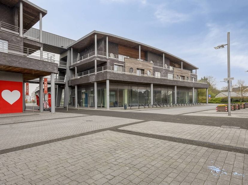 - centre commercial à Maasiek<br />
- autres boutiques : Bel &amp; Bo, Kruidvat, Action,... <br />
- des parkings souterrains <br />
- 300 m² <br />
- cha