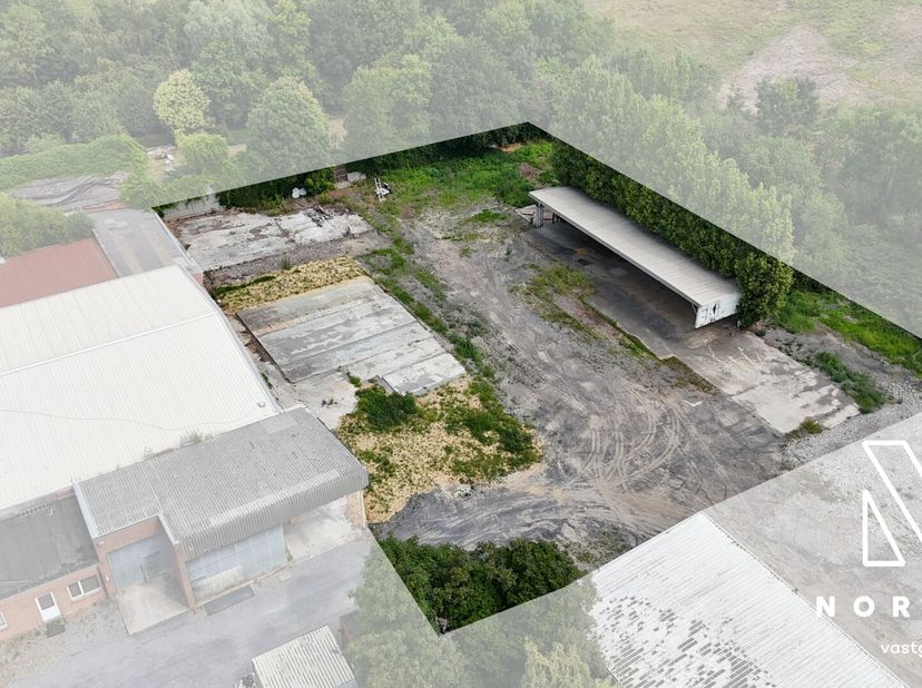 Deze grond heeft een oppervlakte van +/- 2000m² en betreft een open terrein.<br />
Gedeelte van het terrein is overdekt (open hangaar/opslagplaats) de