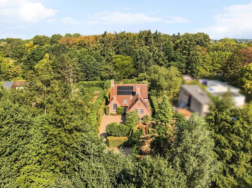 Deze uitzonderlijke villa, ontworpen door architect Rutten, bevindt zich op een rustige en gegeerde locatie in Turnhout, op een prachtig zuidwestgeric