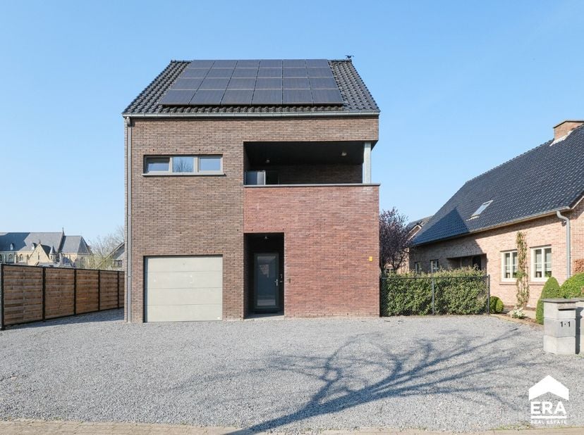 Ruim instapklaar duplex appartement in Kleine-Brogel. Dit moderne appartement biedt vier volwaardige slaapkamers en is volledig instapklaar. Dankzij e