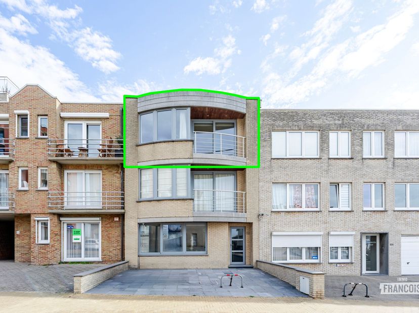 Bent u op zoek naar een ruim appartement met twee slaapkamers en een terras op wandelafstand van het strand en de zee? Dan is dit appartement in de We