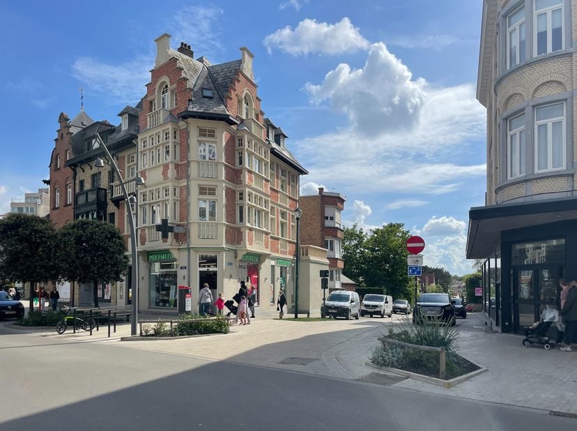 Voor meer informatie contacteer Michiel Debruyne op 0490 45 16 99.<br />
Elk bod wordt aan de eigenaar voorgelegd. <br />
Dit modern hoekppartement mé