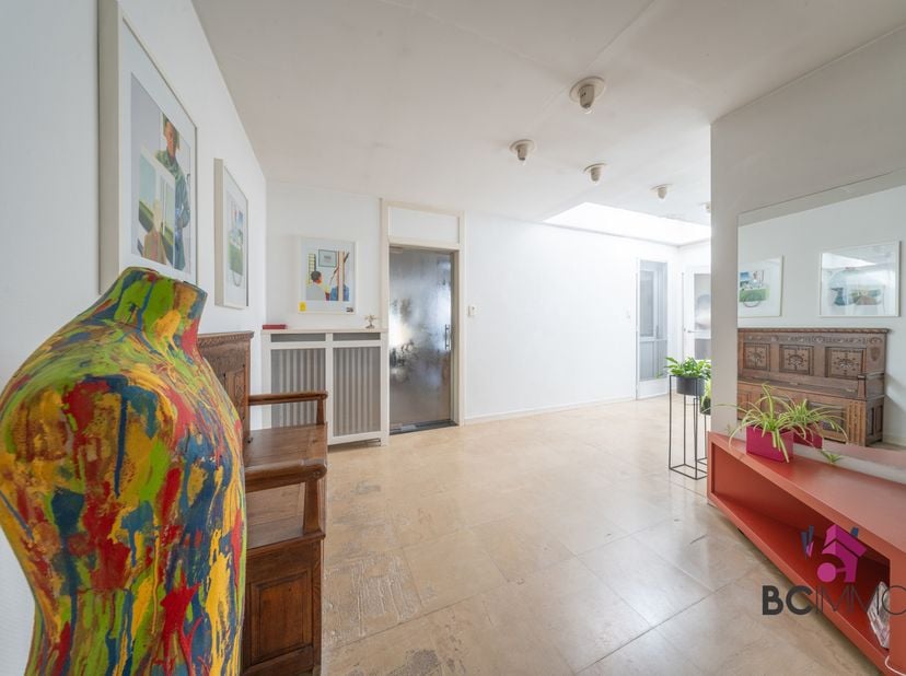Deze ruime woning (428 m2 volgens EPC) is ideaal gelegen met alle voorzieningen binnen handbereik. <br />
Scholen, winkels, het bruisende centrum van