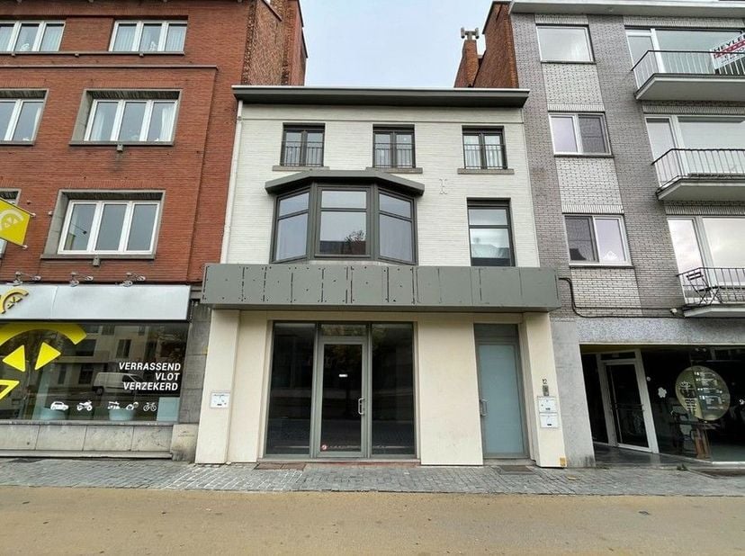 Handelsgelijkvloers met een oppervlakte van ca. 75 m² langs de Kleine Ring in Hasselt. Het pand staat momenteel leeg en is vlakbij The Century, Hassot
