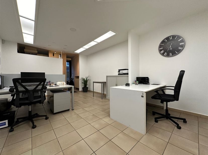 54 M² HANDELSRUIMTE IN HARTJE MEULEBEKE<br />
Deze handelsruimte is centraal gelegen in hartje Meulebeke, vlakbij de markt. <br />
Deze handelsruimt