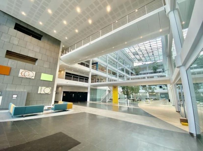 Dit prestigieuze kantorencomplex in het Leopold District van Haren maakt een strategische en efficiënte bedrijfsvoering mogelijk. De site combineert e