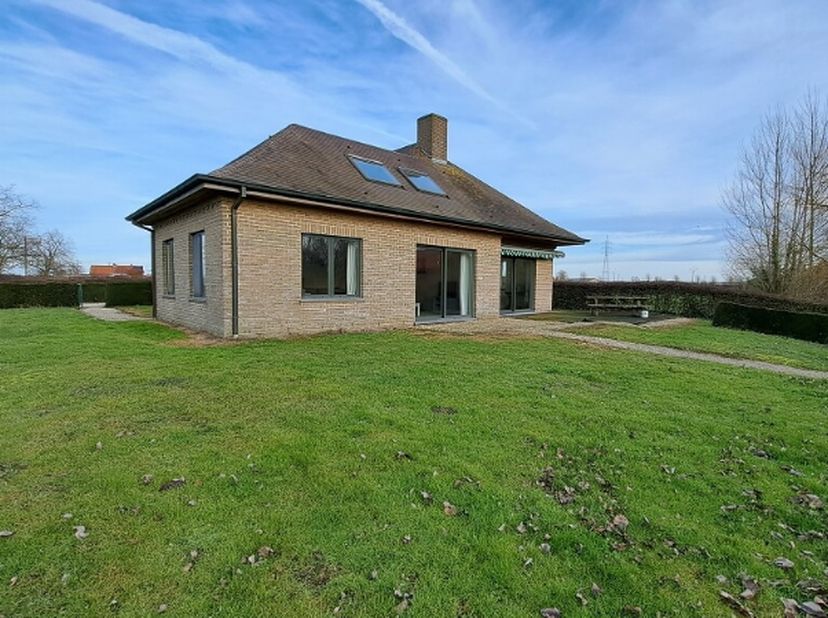 Conciergewoning - Ruime laagbouwvilla met 3 slaapkamers, dubbele garage en tuin met een zeer rustige en landelijke ligging in Diksmuide.  **  + Energi