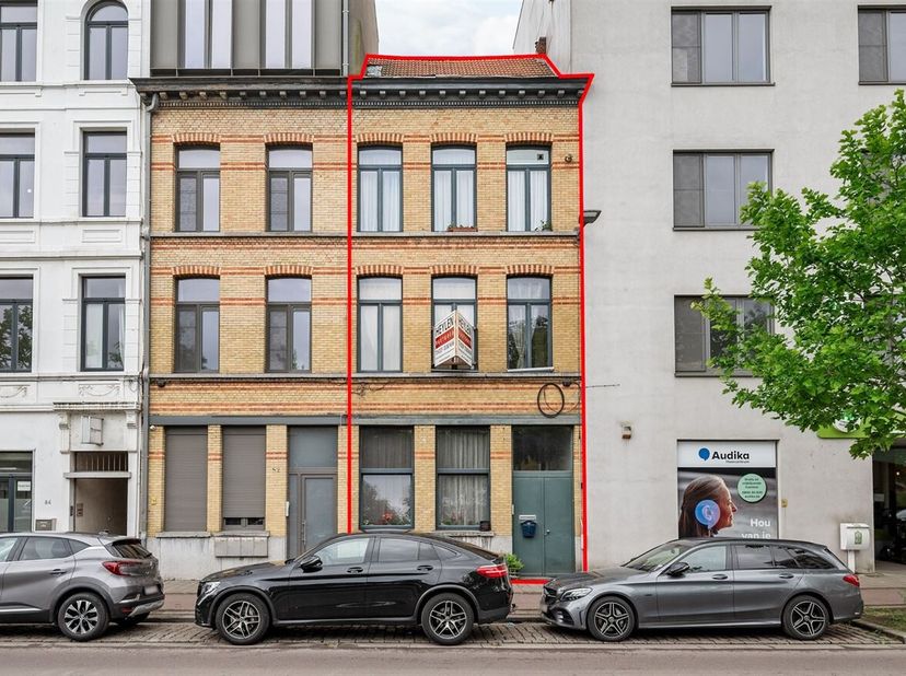 Huis opgedeeld in 4 appartementen aan Park Spoor Noord<br />
Ligging: Ontdek deze opbrengsteigendom op de Ellermanstraat, recht tegenover het Park Spo