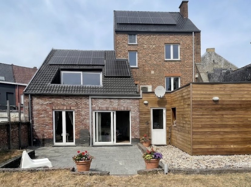 Deze energiezuinige woning is bijzonder veelzijdig: u kunt ze volledig als één royale gezinswoning gebruiken met haar 3 badkamers, 5 slaapkamers, maar