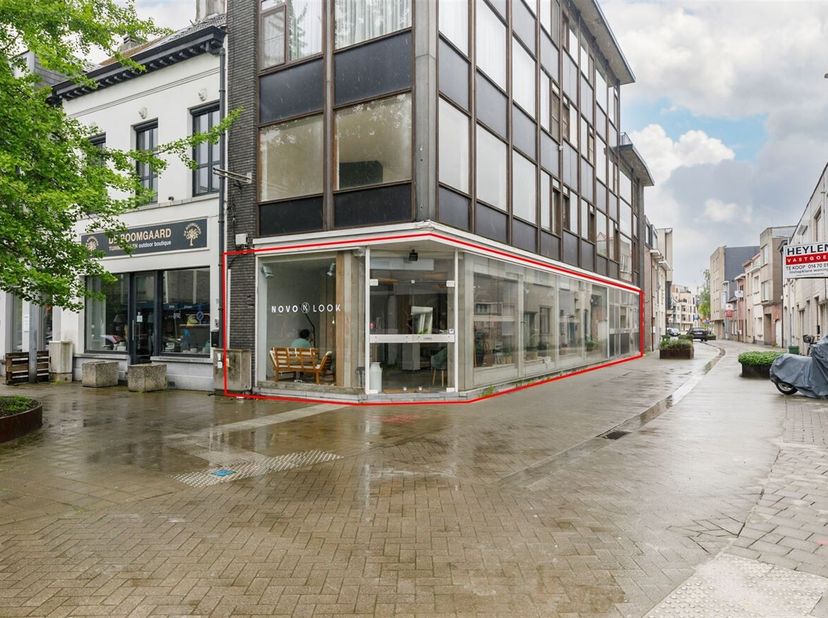 Immeuble commercial/bureau de 95 m² bien situé au coeur de Herentals<br />
Situation : Terrain d'angle avec une excellente visibilité, vitrine et park