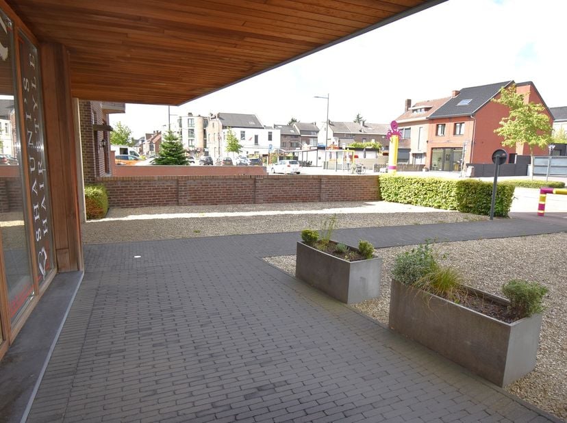 Goed gelegen handelspand te HUUR als KAPSALON&amp;nbsp;in Smeermaas, vlakbij de grensovergang naar Maastricht !<br />
<br />
Oppervlakte handelsruimte : 4