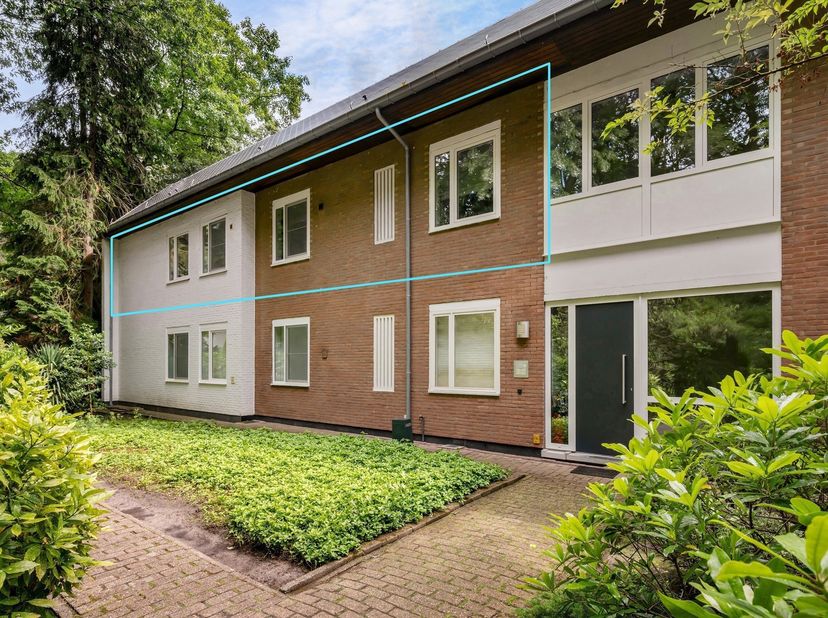 Lichtrijk en zeer ruim 3 – slaapkamer appartement van 173 m² in mooie groene omgeving<br />
Verscholen in een groene, bosrijke omgeving bevindt zich d
