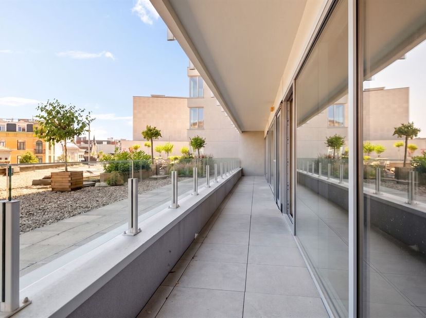 Modern gerenoveerd (2021) studio-appartement (38m²) met ruim terras (9m²) op toplocatie te Antwerpen!<br />
Ligging: Gelegen op toplocatie te Antwerpe