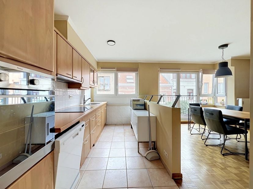 Gepresenteerd door Carla Rodriguez : 0494 07 97 54 / carla.rodriguez@victoire.be<br />
Victoire Junot biedt u dit lichte gemeubileerde appartement aan
