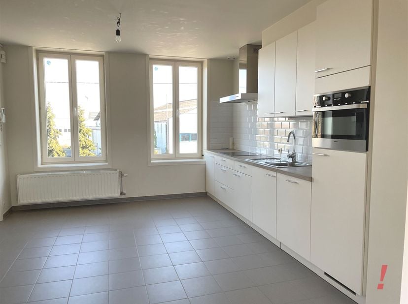 Joli appartement en duplex avec une superbe terrasse (8 m x 8 m), comprenant un hall d'entrée privatif avec un espace pour les vélos ; à l'étage, on t