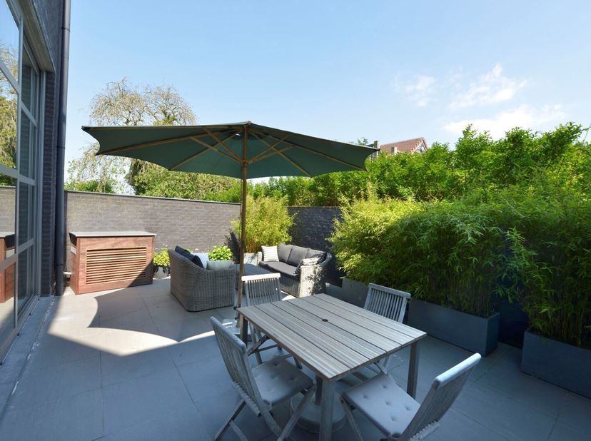 Bent u op zoek naar een handelsgelijkvloers met tal van mogelijkheden?<br />
Dit handelsgelijkvloers van 195 m², gelegen in het rustige Klemskerke bij