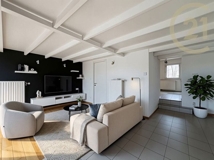 Century 21 Alliance Demeuse presenteert dit charmante huis met twee slaapkamers, onlangs gerenoveerd en ideaal gelegen in Auvelais. Deze woning biedt