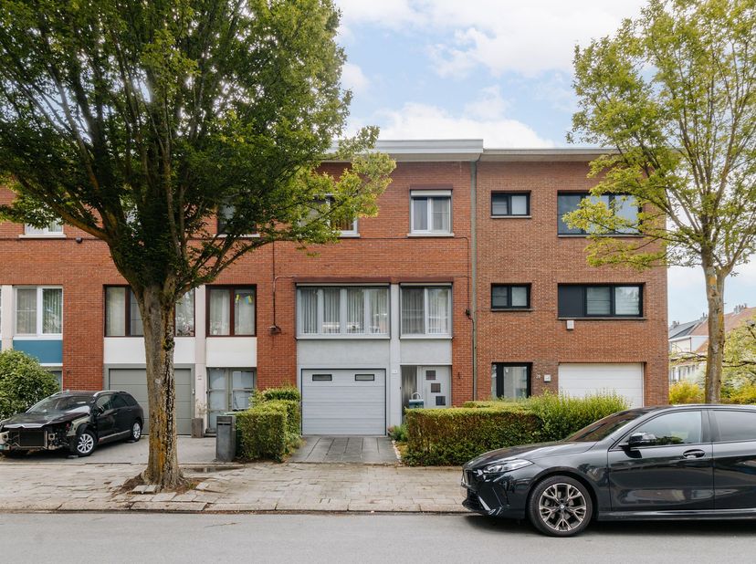 Welkom in de Planetariumlaan 30, een rustige straat in Wilrijk maar waar je toch alles binnen handbereik hebt. Hier vinden we deze charmante bel-etage