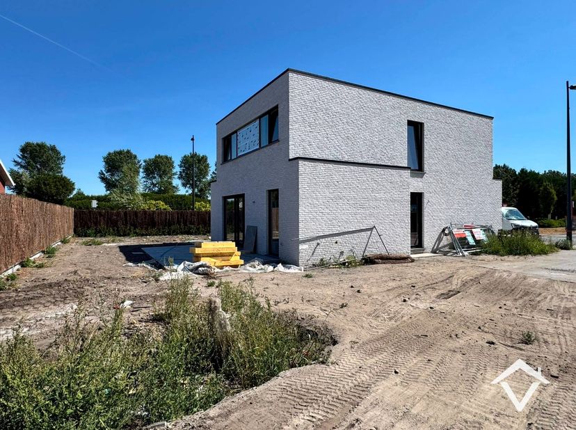 Deze nieuwbouwwoning is gelegen te Zande en bestaat uit: <br />
<br />
Gelijkvloers: inkomhal - gastentoilet - lichtrijke living met open ingerichte k