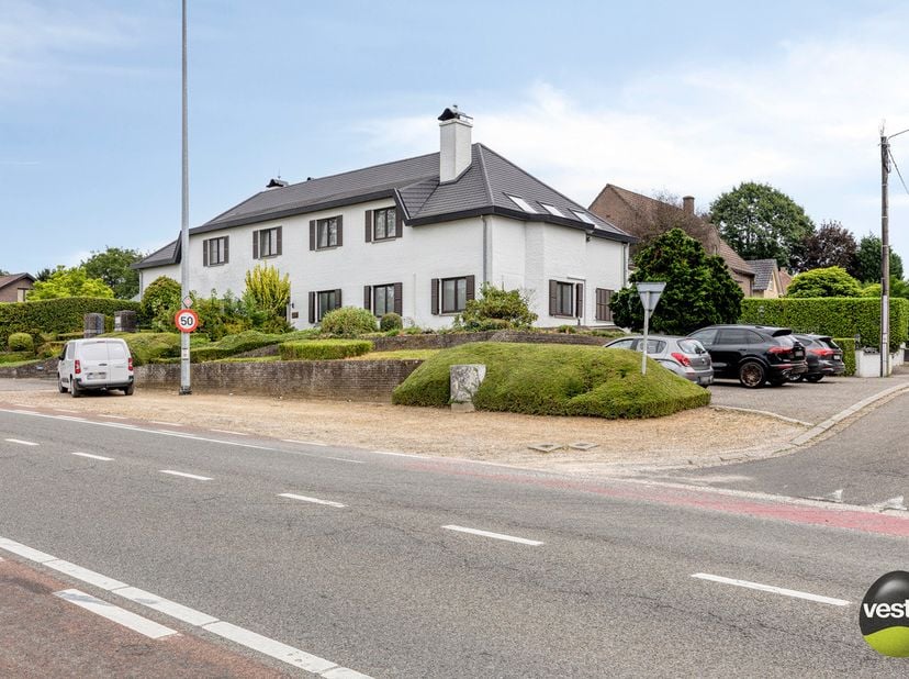 Royale villa met ruime praktijk- of kantoorruimte op toplocatie in Bilzen-Hoeselt.<br />
<br />
Deze statige en tijdloze villa met een royale praktijk