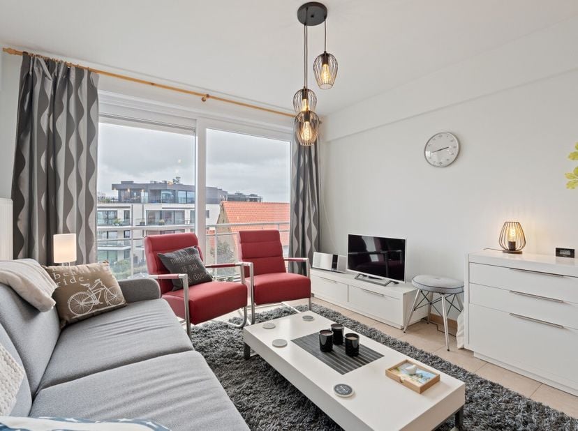 Te koop: verzorgd appartement in Koksijde, centraal maar toch rustig gelegen, met een ruim terras en mooi open zicht. Dit appartement, gebouwd in 1996